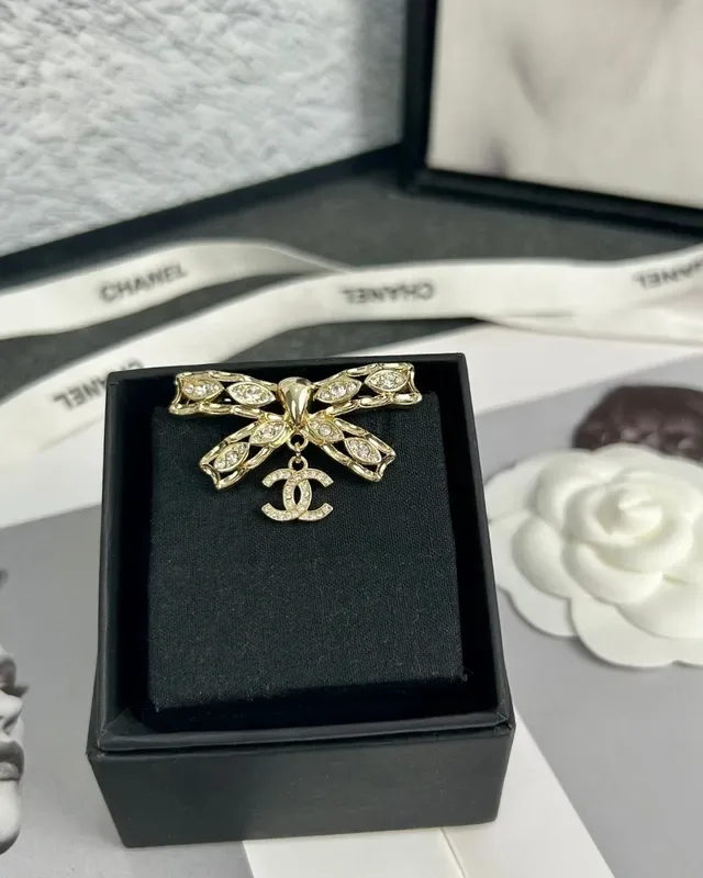 Chanel Broche con Forma de Lazo Adornado con Cristales en Tono Dorado con Logo CC 4