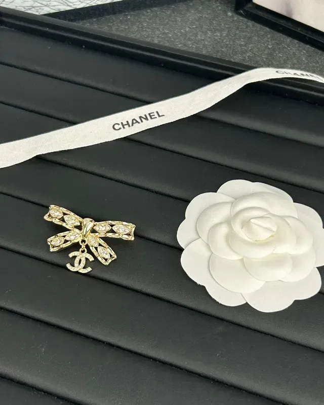 Chanel Broche con Forma de Lazo Adornado con Cristales en Tono Dorado con Logo CC 5