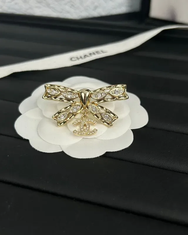 Chanel Broche con Forma de Lazo Adornado con Cristales en Tono Dorado con Logo CC 6