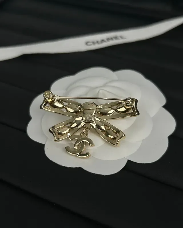 Chanel Broche con Forma de Lazo Adornado con Cristales en Tono Dorado con Logo CC 7