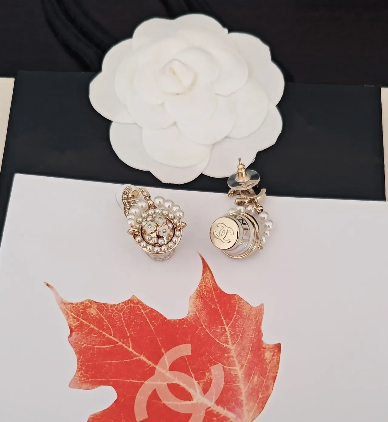 Chanel Bolso Bucket Motivo Dorado Blanco Pendientes Colgantes con Perlas 2