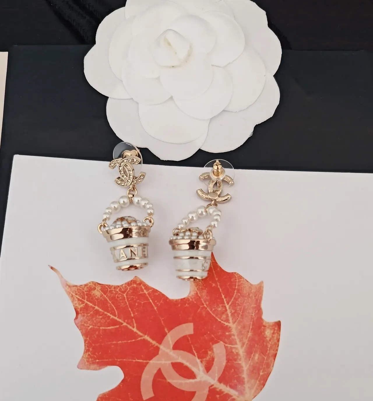 Chanel Bolso Bucket Motivo Dorado Blanco Pendientes Colgantes con Perlas 3