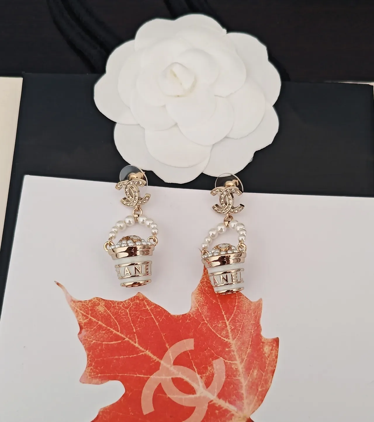 Chanel Bolso Bucket Motivo Dorado Blanco Pendientes Colgantes con Perlas 4