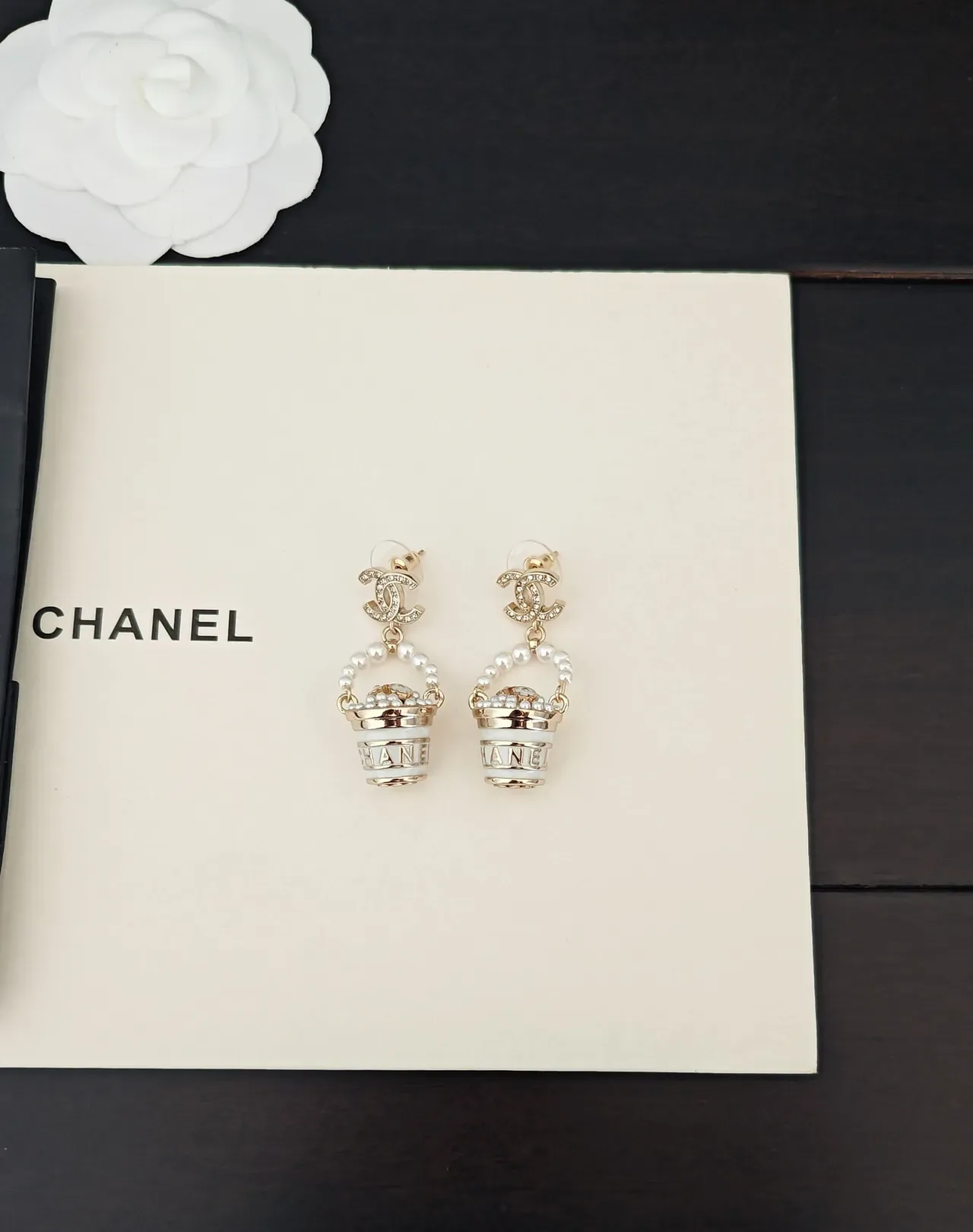 Chanel Bolso Bucket Motivo Dorado Blanco Pendientes Colgantes con Perlas 5