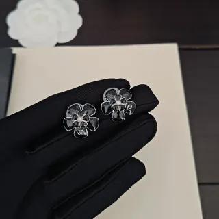 Chanel Camellia 黑白 花卉 图案 搪瓷 耳环