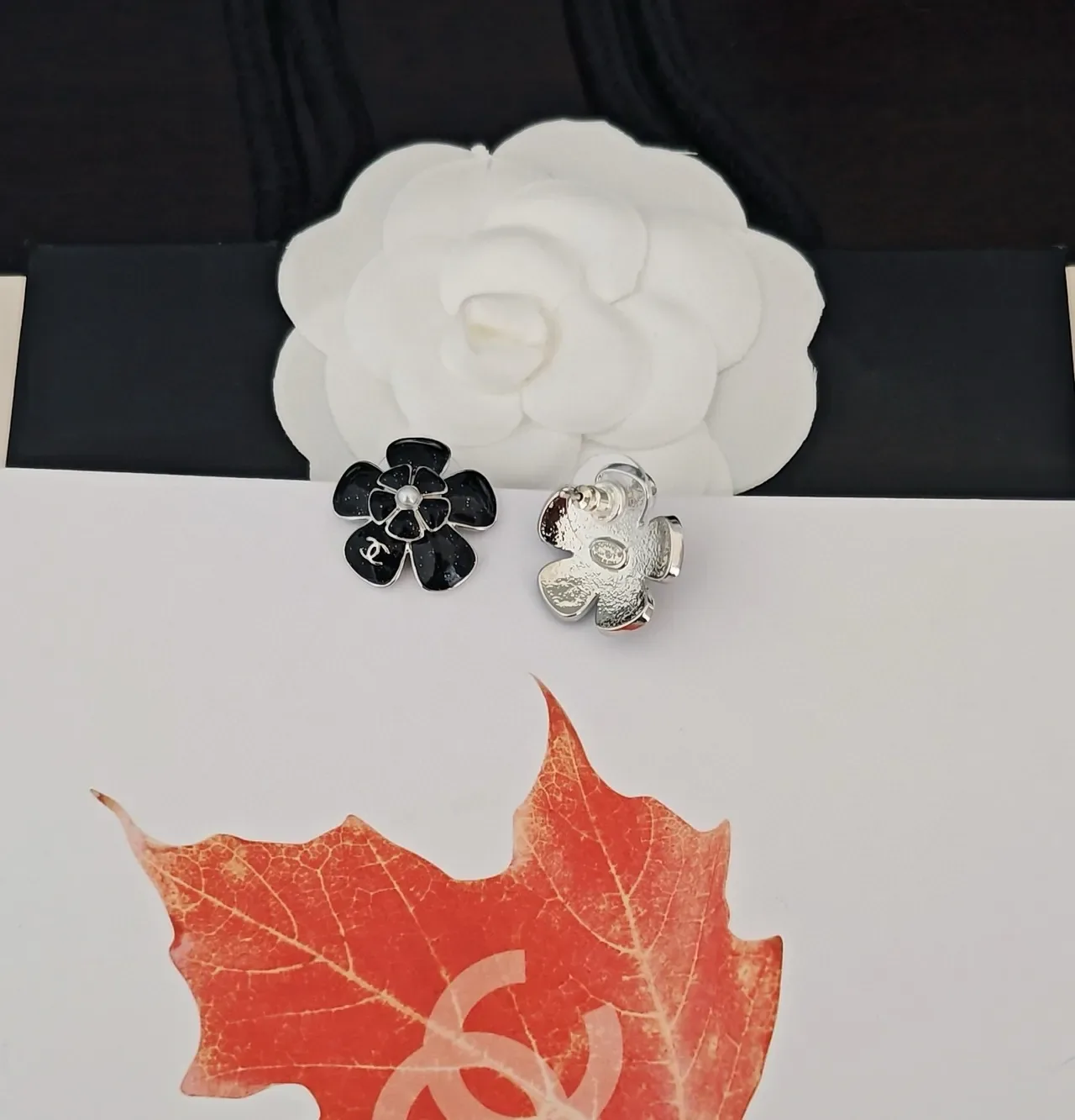 Chanel Camellia 黑白 花卉 图案 搪瓷 耳环 2