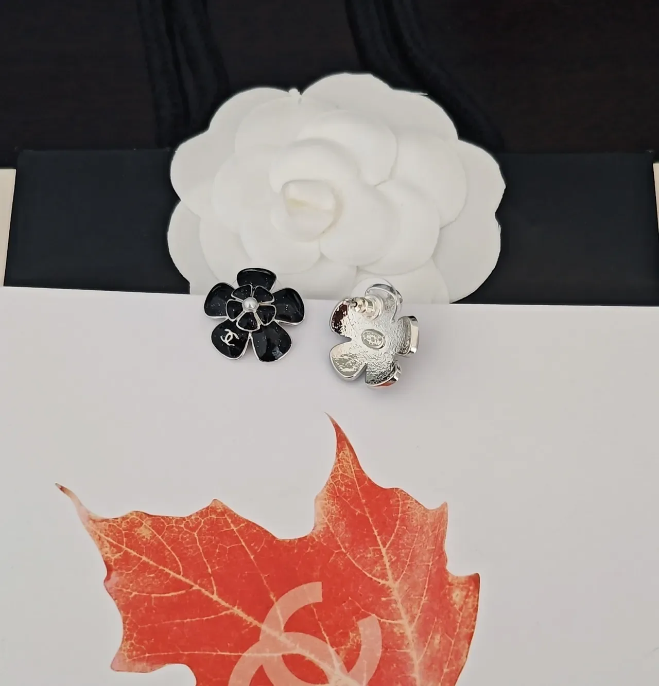 Chanel Camellia 黑白 花卉 图案 搪瓷 耳环 3