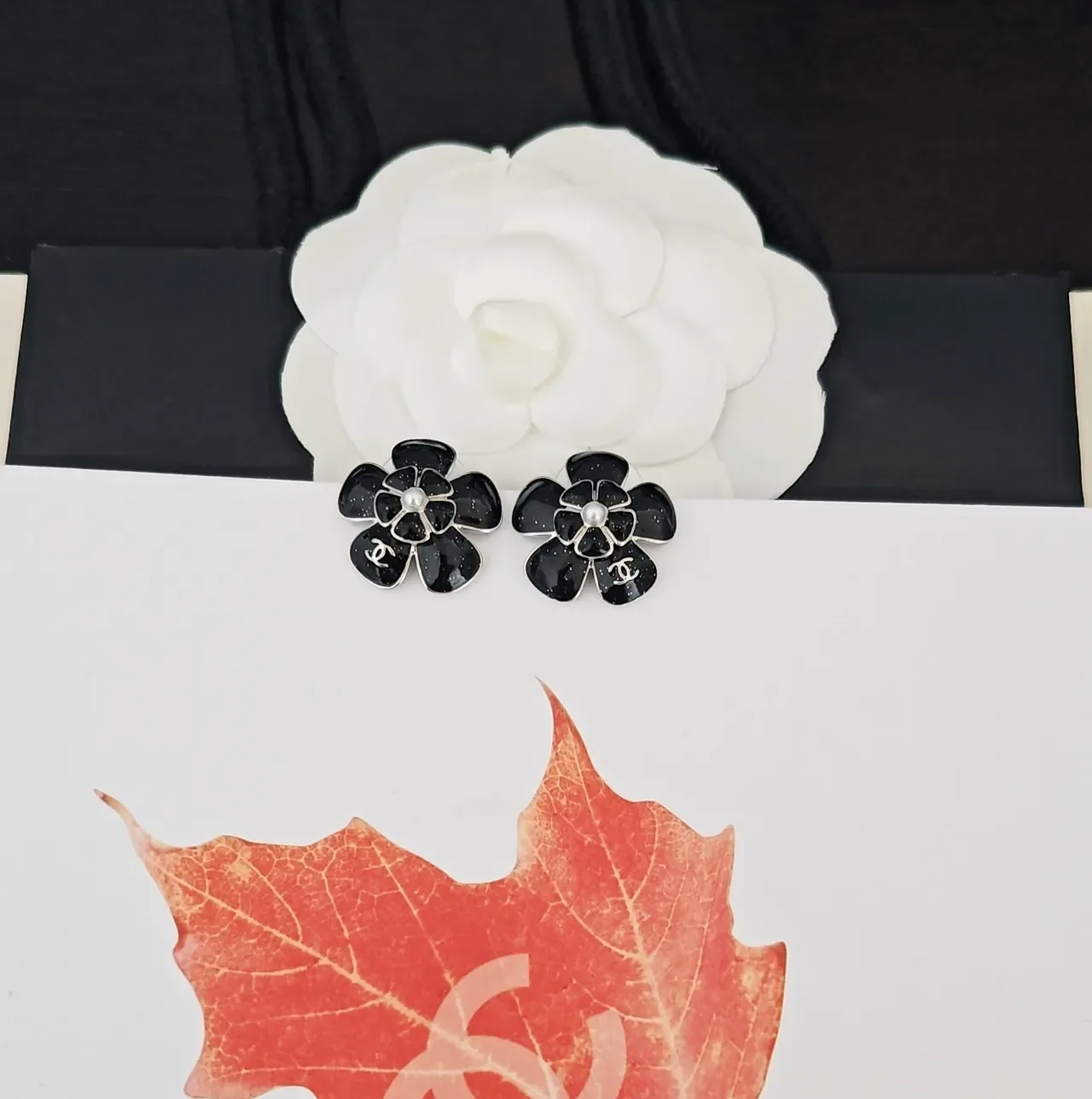 Chanel Camellia 黑白 花卉 图案 搪瓷 耳环 4