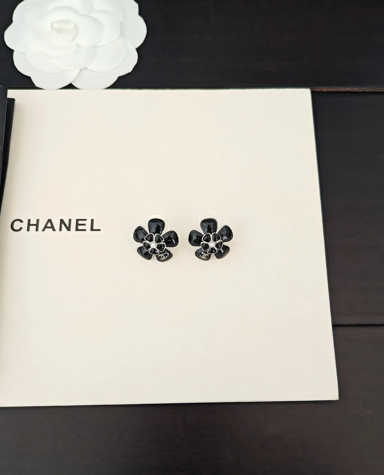 Chanel Camellia 黑白 花卉 图案 搪瓷 耳环 5
