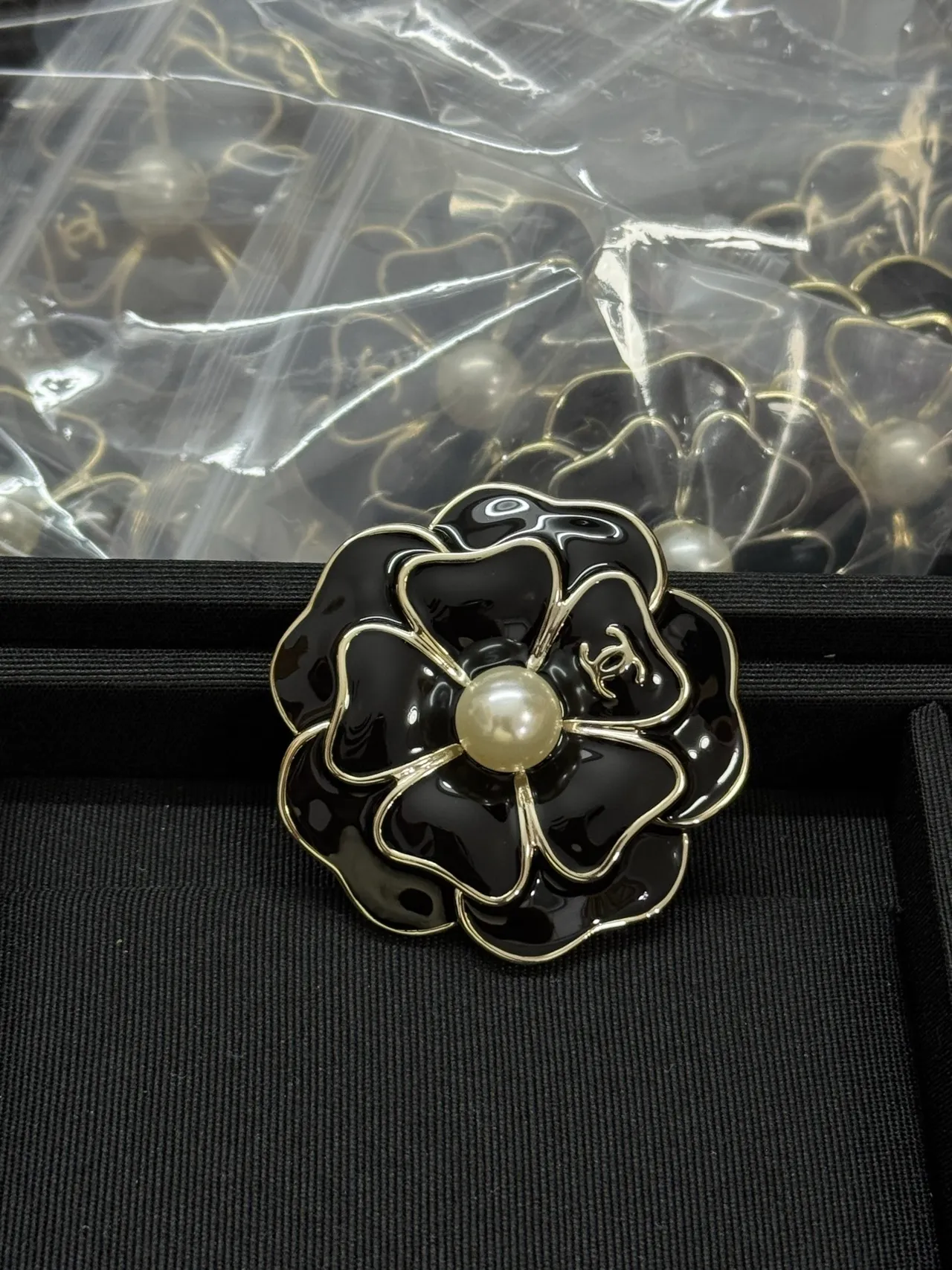 Chanel Broche Camélia Émail Noir Perle Centre Broche 2