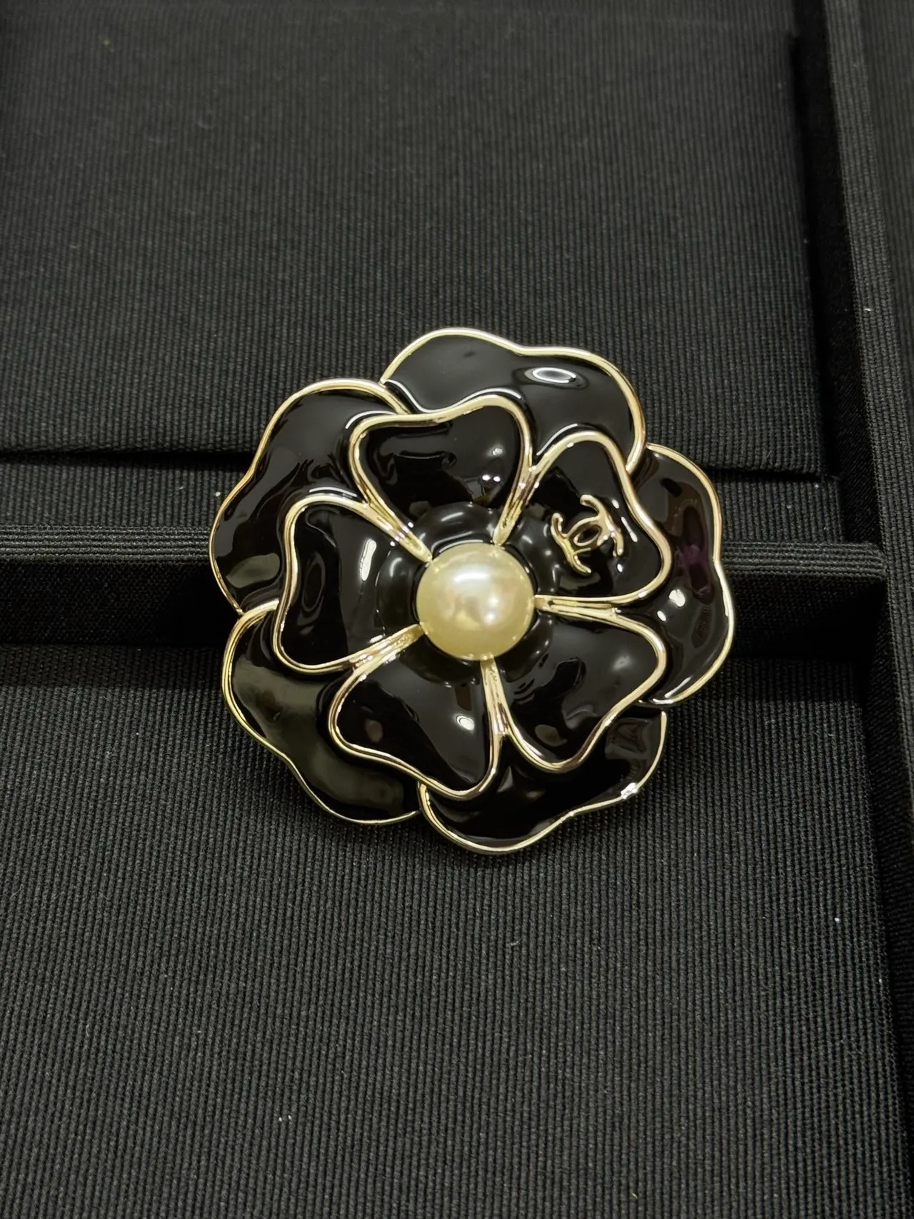 Chanel Broche Camélia Émail Noir Perle Centre Broche 3