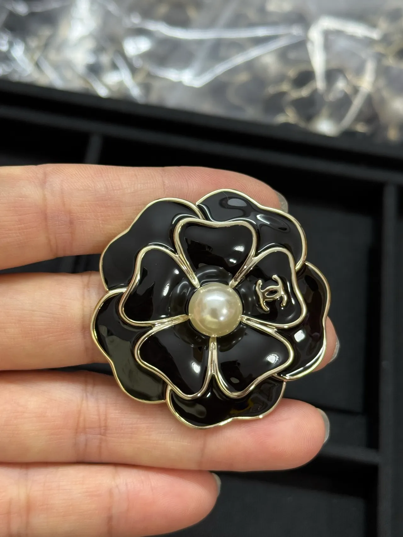 Chanel Broche Camélia Émail Noir Perle Centre Broche 4