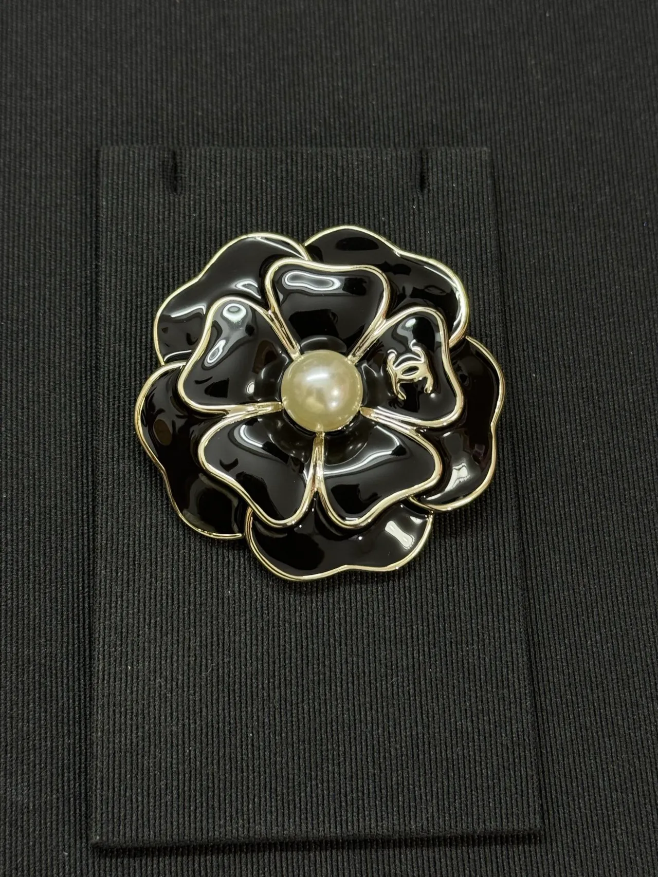 Chanel Broche Camélia Émail Noir Perle Centre Broche 5