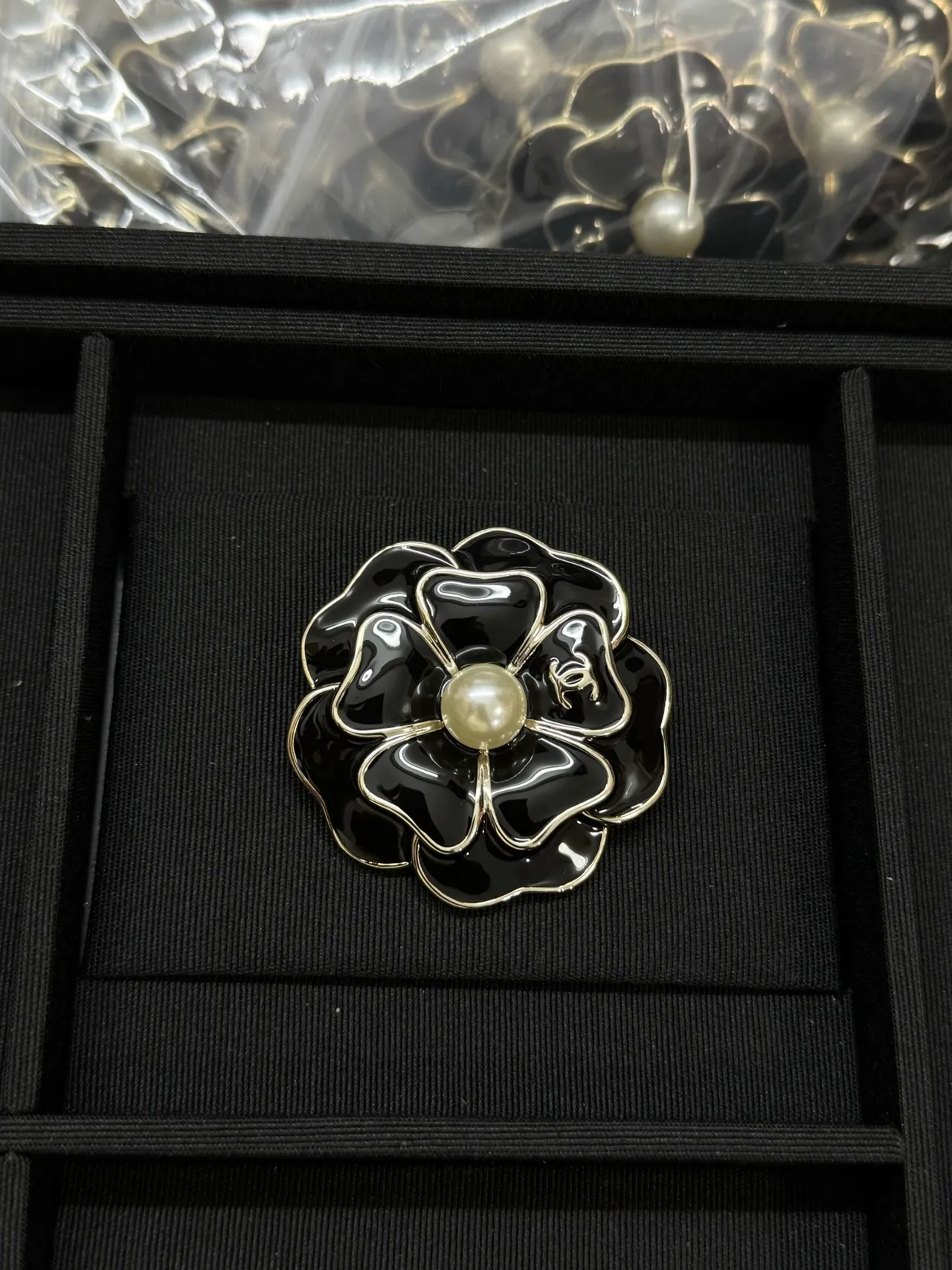 Chanel Broche Camélia Émail Noir Perle Centre Broche 6