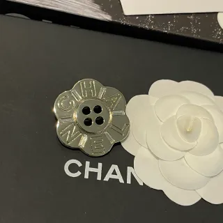 Chanel Camellia বাটন ব্রোচ রূপালী এবং সাদা ব্রোচ