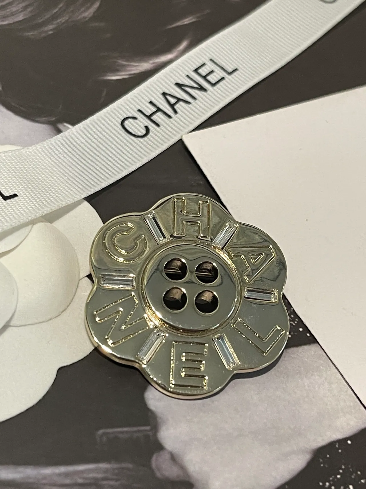 Chanel Camellia broche de botão prata e branco broche 2