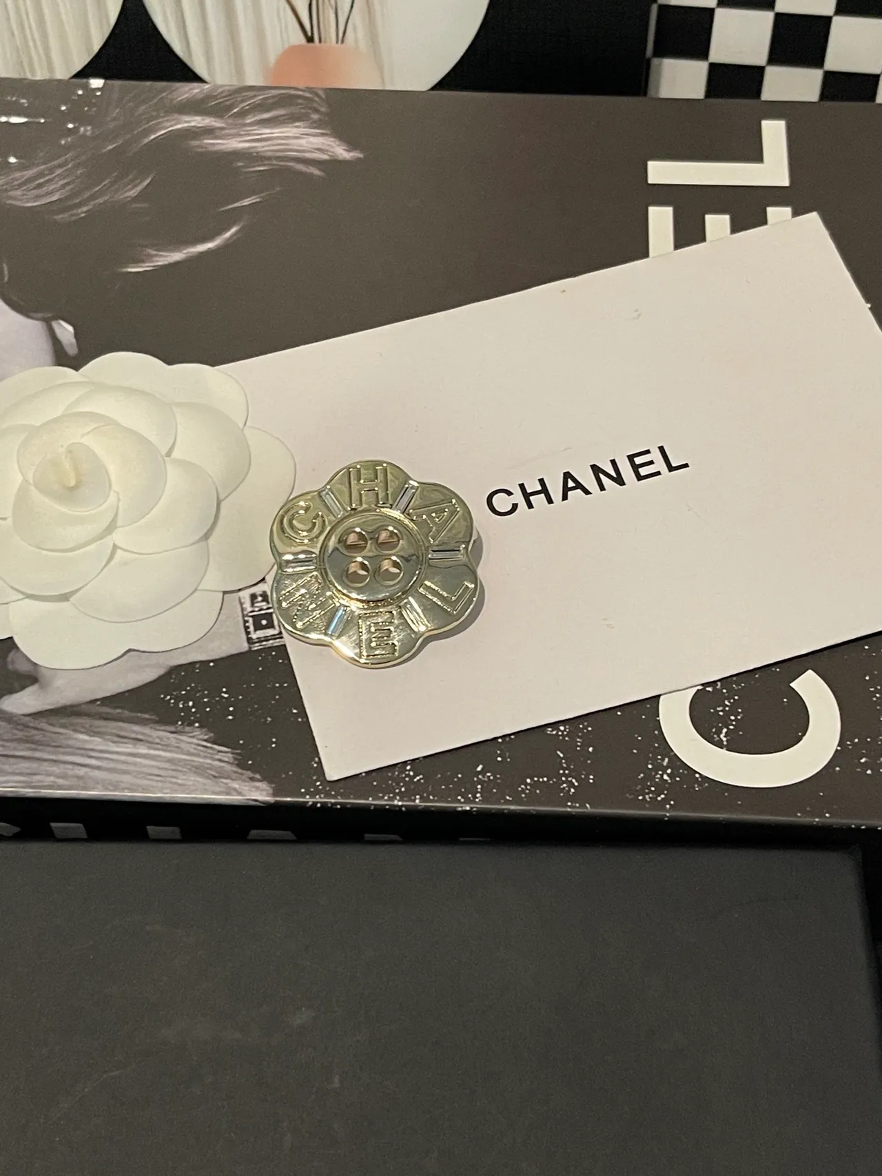 Chanel Camellia broche de botão prata e branco broche 3