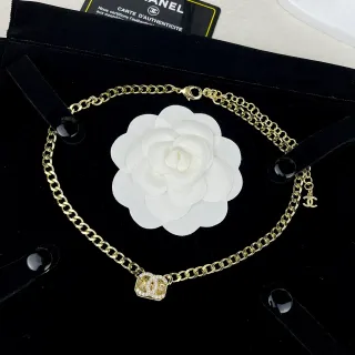 Chanel Camellia & CC सोने का सफेद कर्ब चेन क्रिस्टल एन्क्रस्टेड पेंडेंट नेकलेस