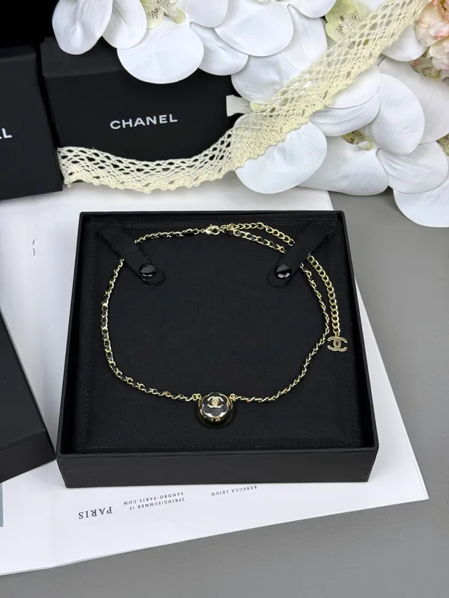 Chanel Camellia Collier noir et doré 2