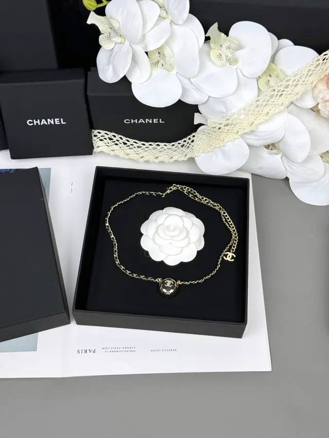 Chanel Camellia Collier noir et doré 3