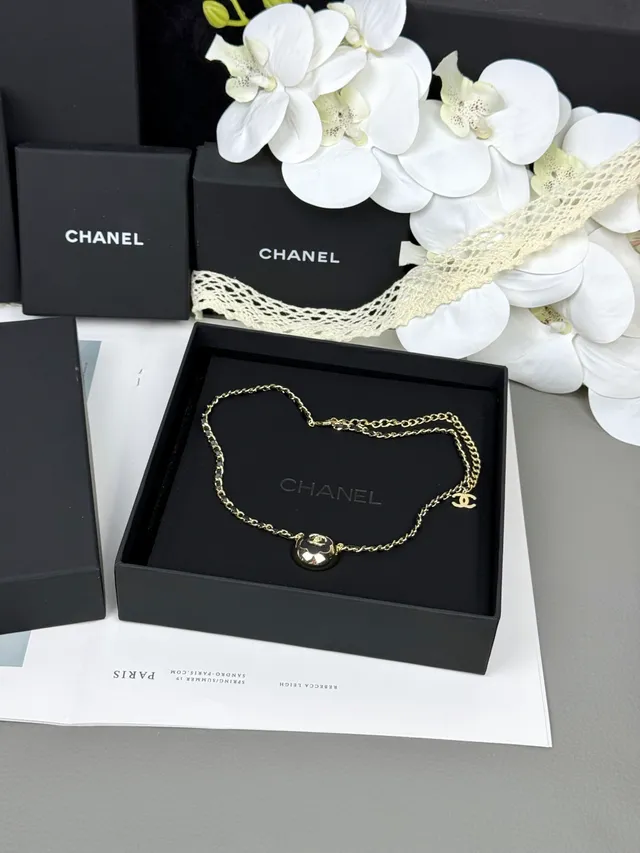 Chanel Camellia Collier noir et doré 4