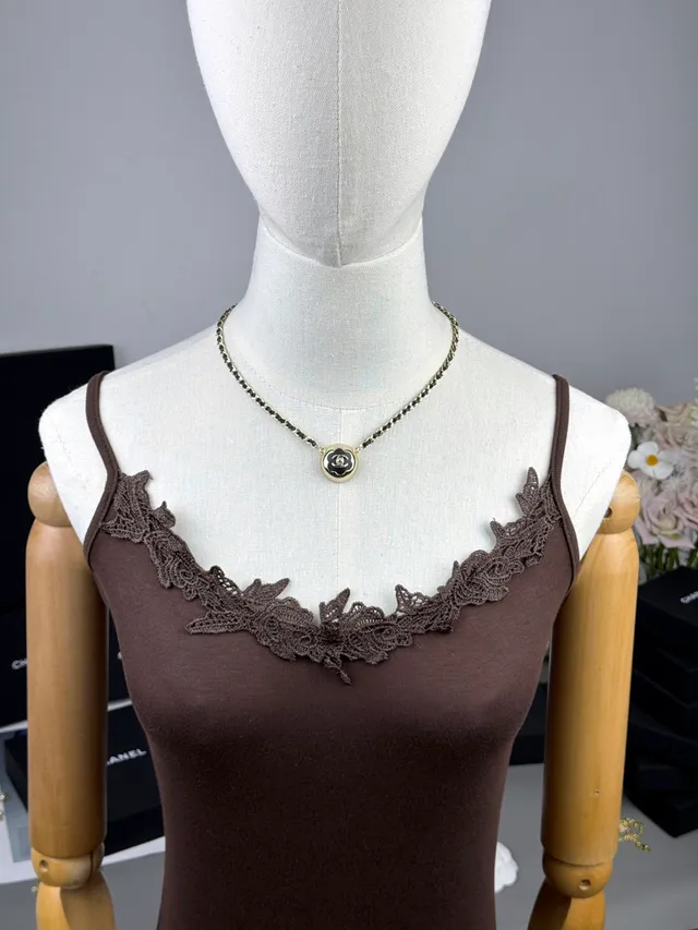 Chanel Camellia Collier noir et doré 5