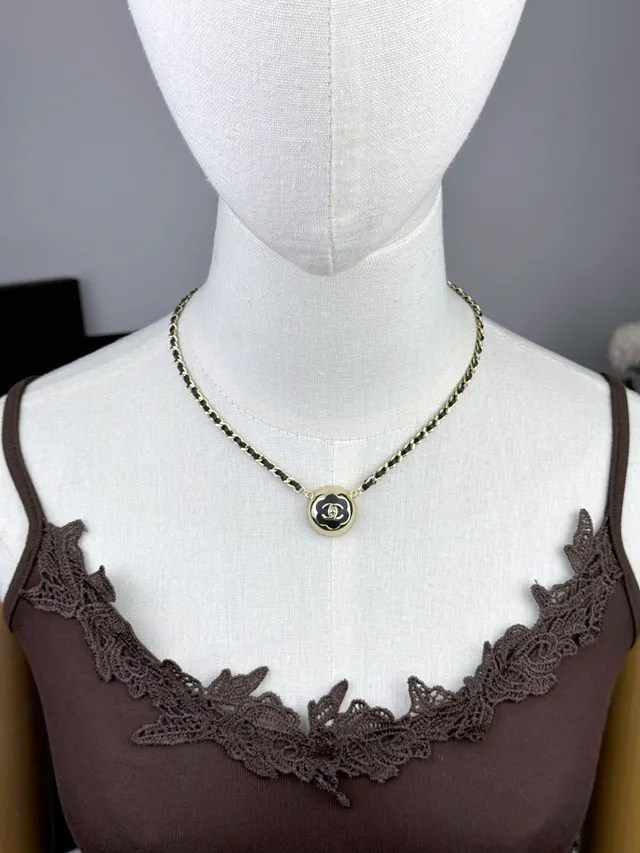 Chanel Camellia Collier noir et doré 6