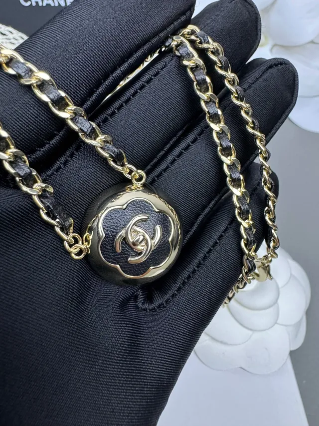 Chanel Camellia Collier noir et doré 9