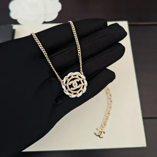 Chanel Camellia Necklace सोने का रंग सफेद सिरेमिक इंटरलॉकिंग CC लोगो नेकलेस