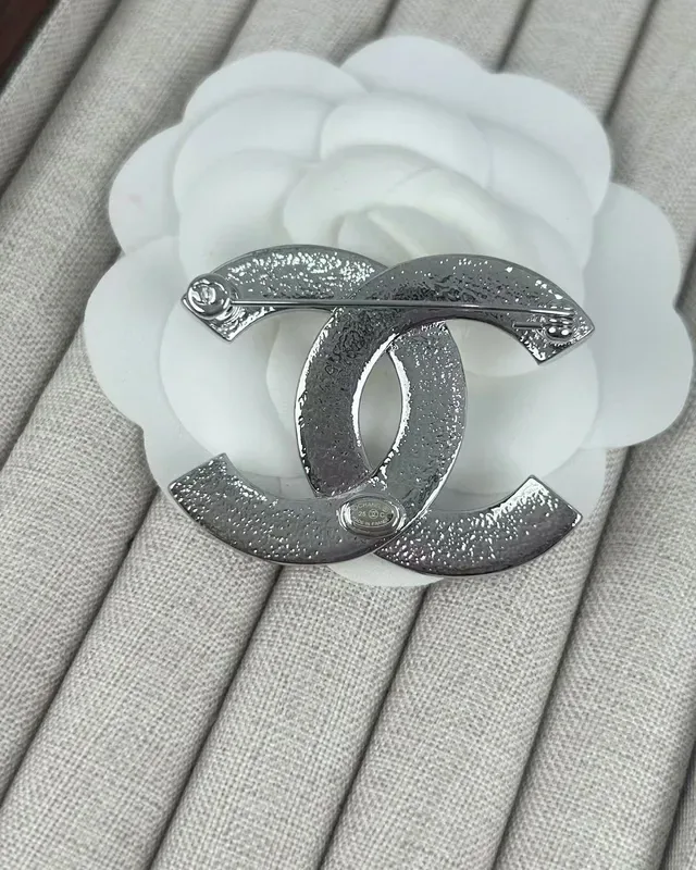 Chanel CC بروش مصقول لون فضي معدن 2