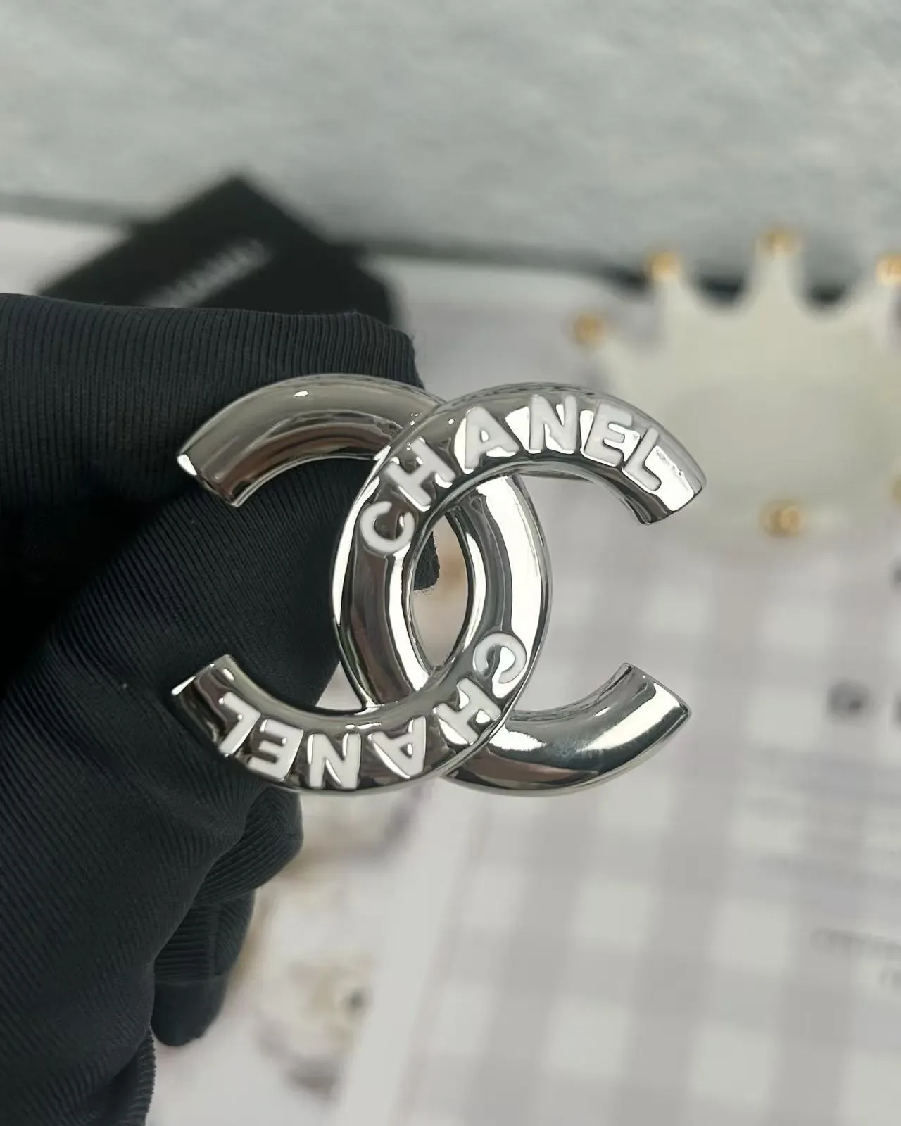 Chanel CC بروش مصقول لون فضي معدن 3