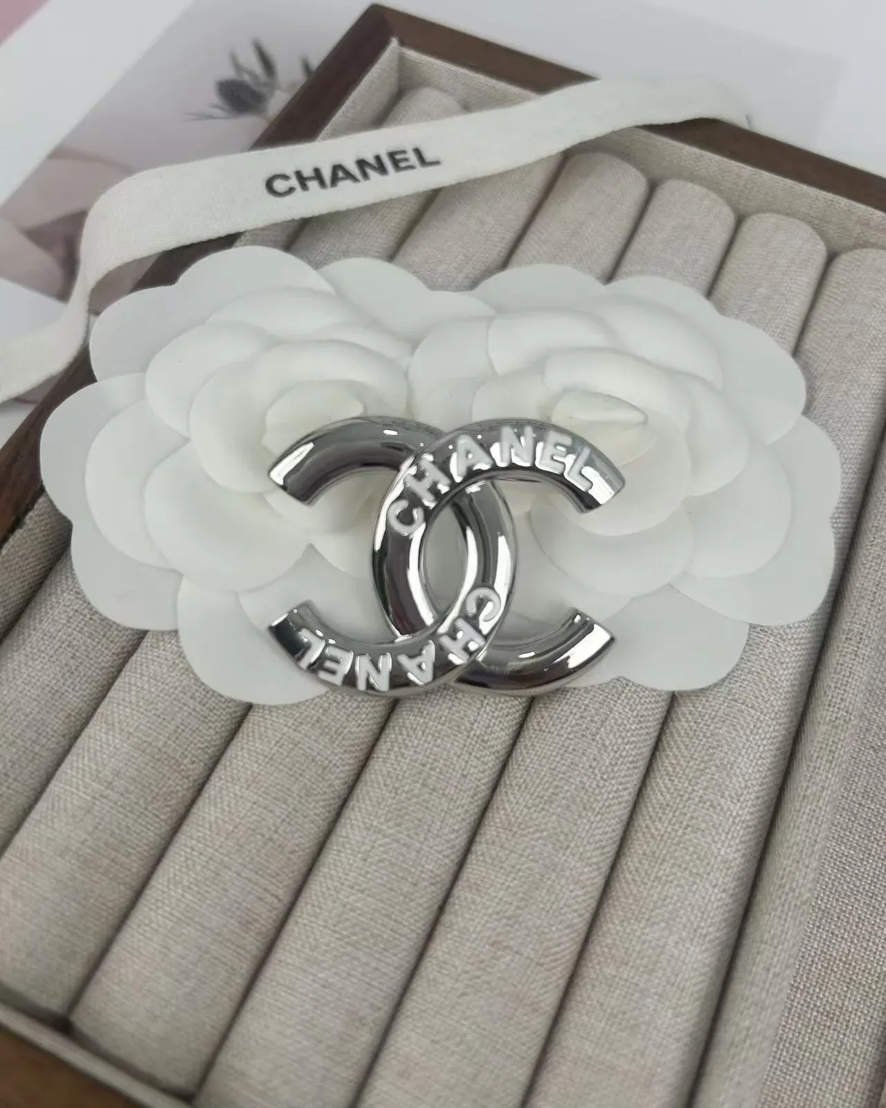 Chanel CC بروش مصقول لون فضي معدن 4