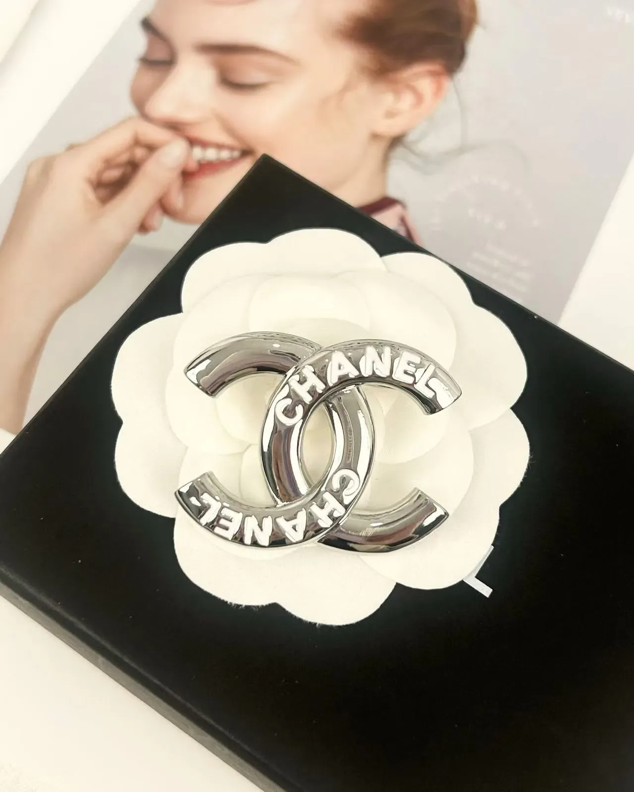 Chanel CC بروش مصقول لون فضي معدن 5