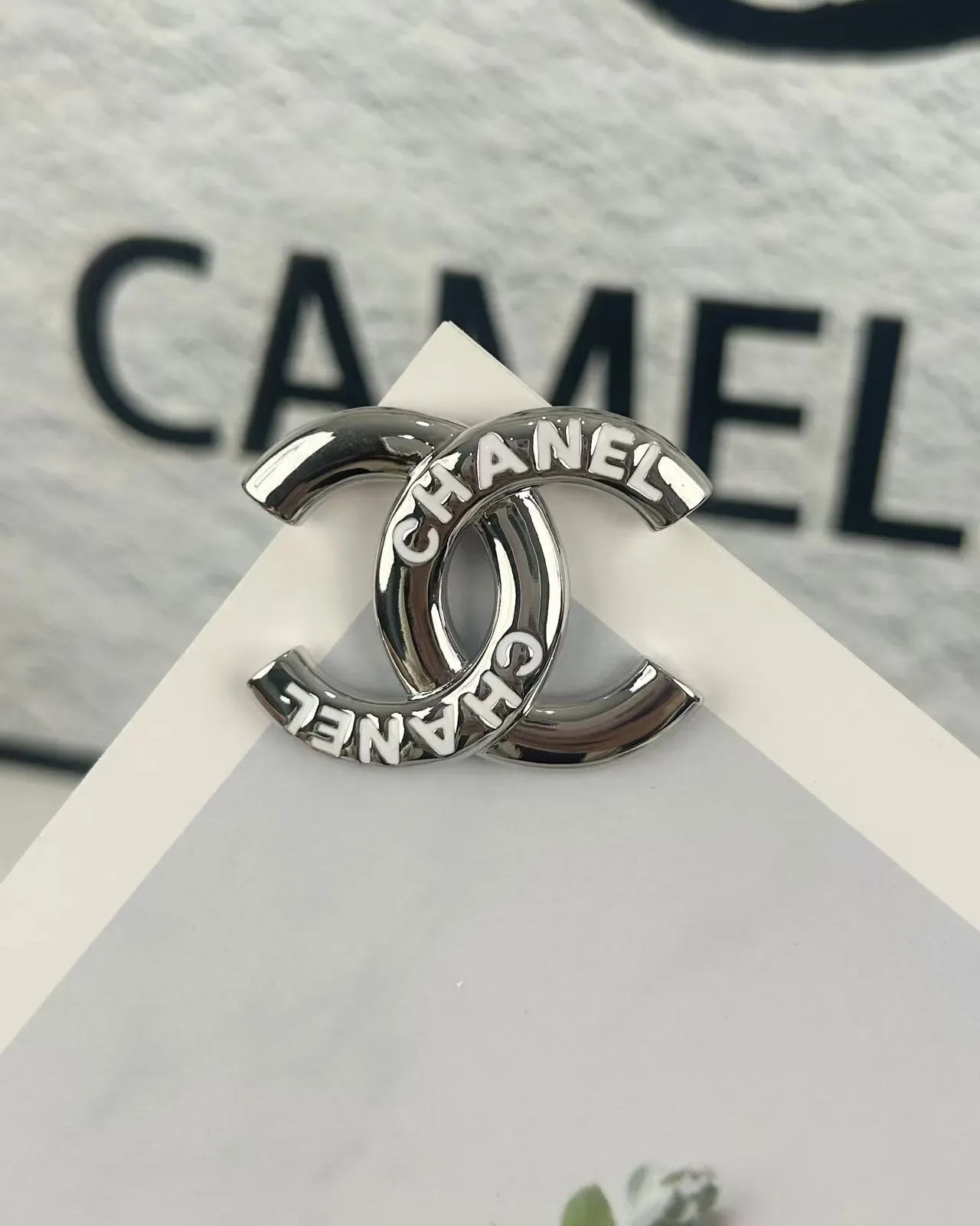 Chanel CC بروش مصقول لون فضي معدن 6