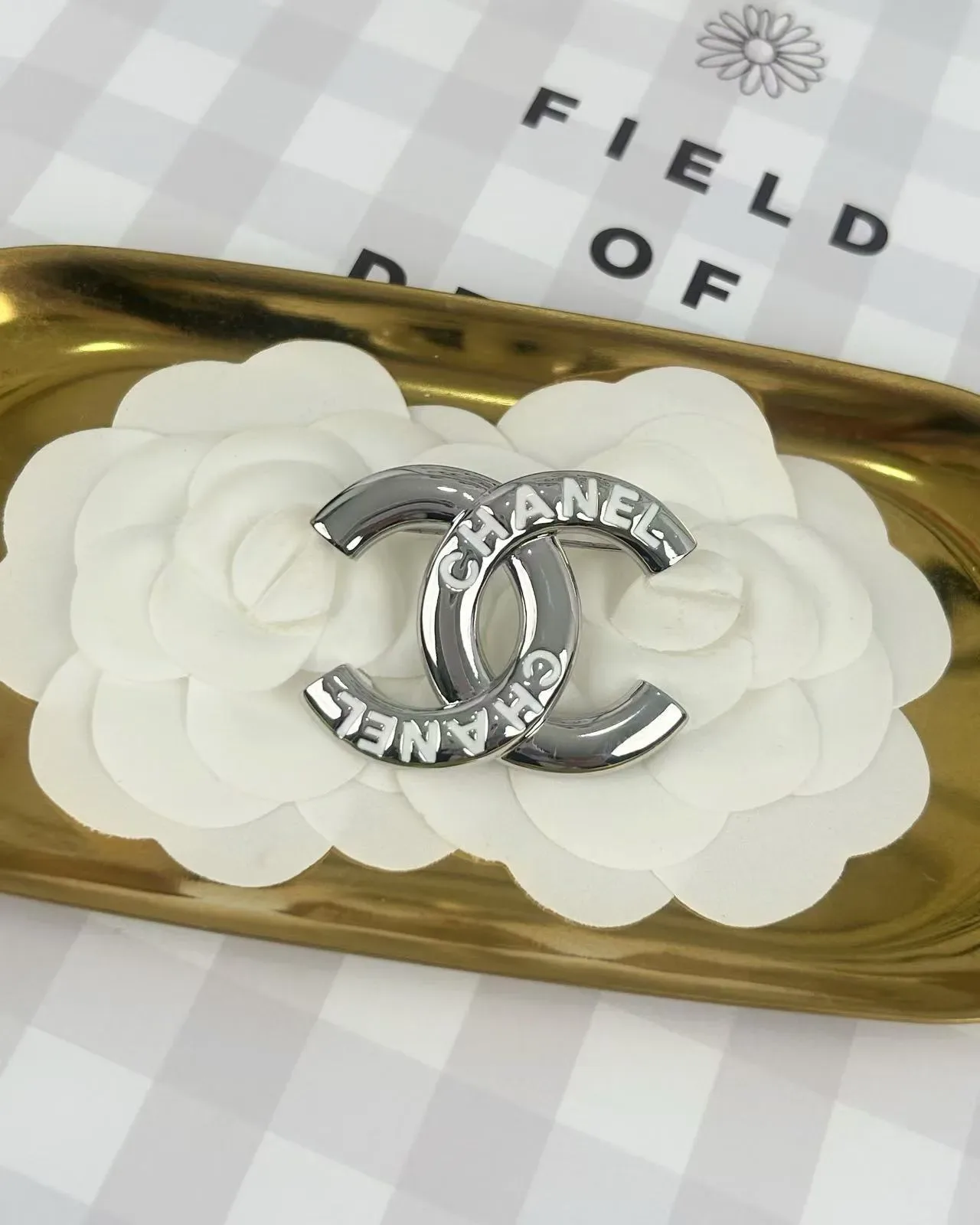 Chanel CC بروش مصقول لون فضي معدن 7