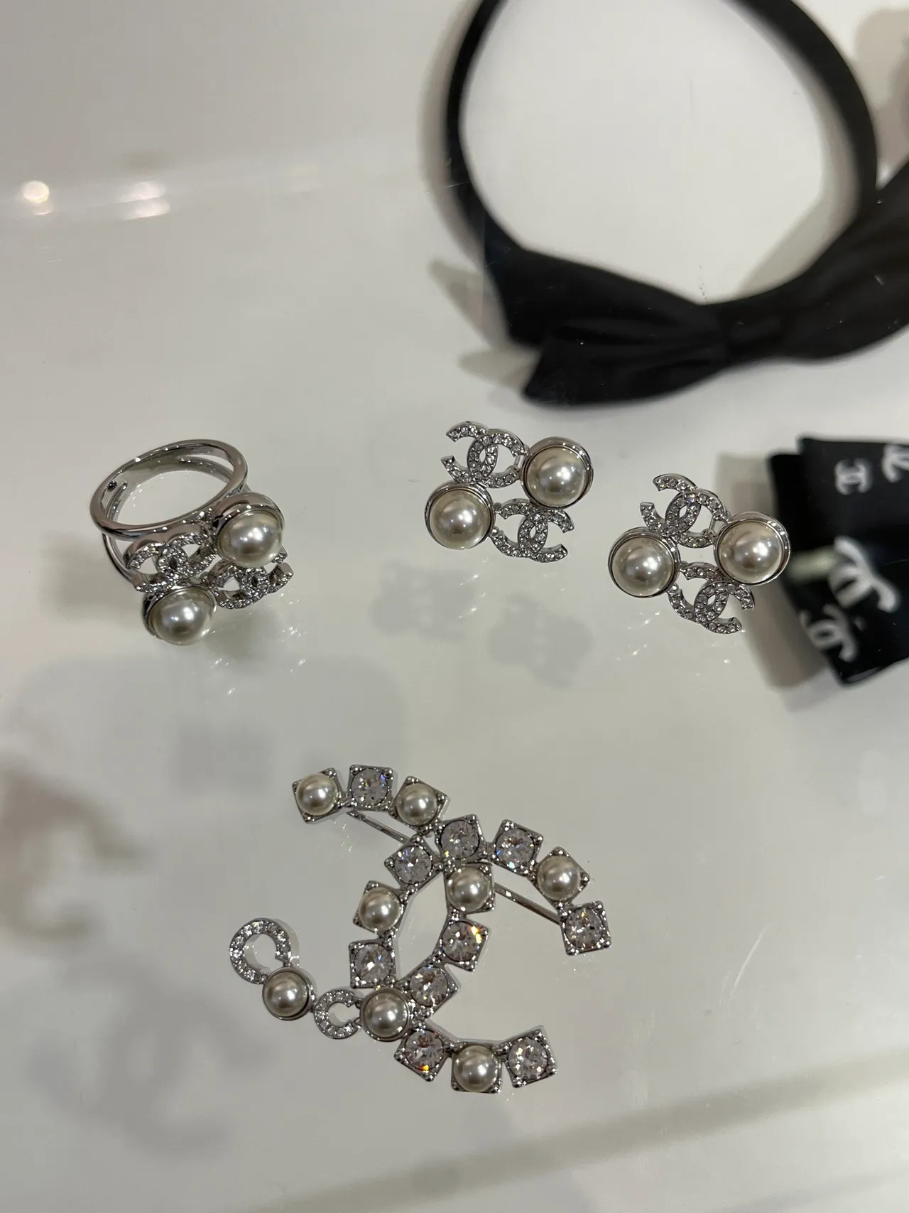 Chanel CC Broche Prata Branco Motivo Interconectado Pérolas Cultivadas Broche 2