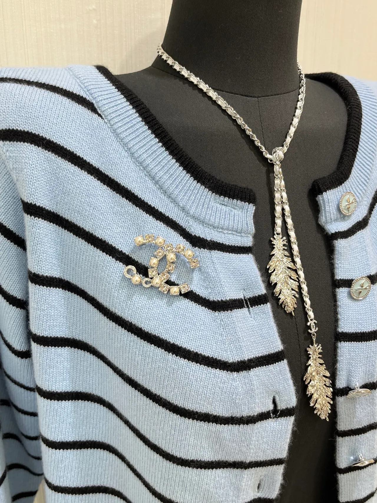 Chanel CC Broche Prata Branco Motivo Interconectado Pérolas Cultivadas Broche 3