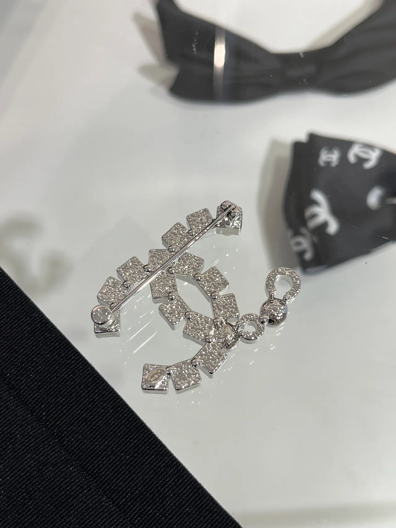 Chanel CC Broche Prata Branco Motivo Interconectado Pérolas Cultivadas Broche 4