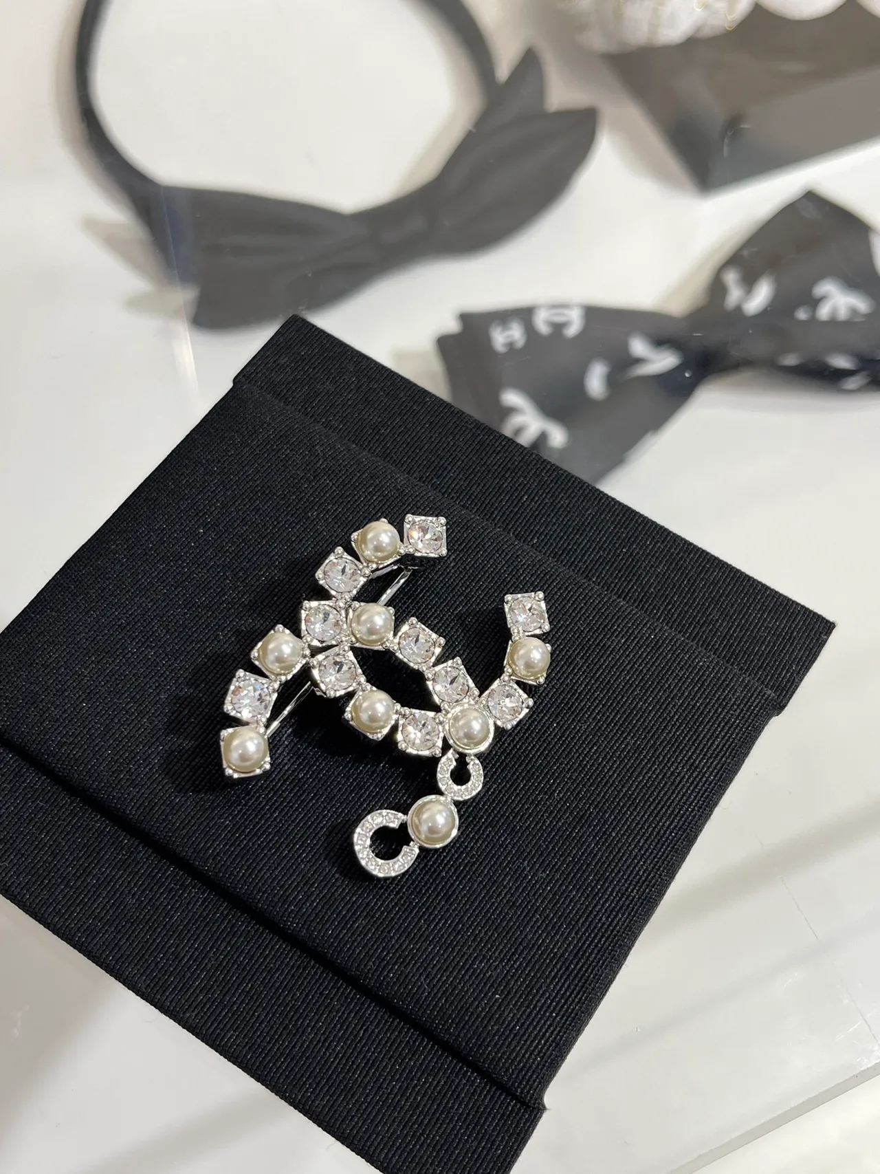 Chanel CC Broche Prata Branco Motivo Interconectado Pérolas Cultivadas Broche 5
