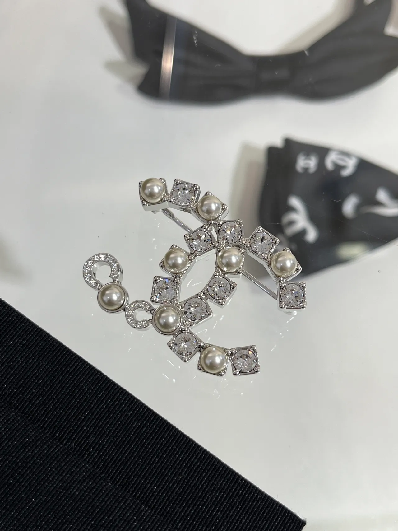 Chanel CC Broche Prata Branco Motivo Interconectado Pérolas Cultivadas Broche 6