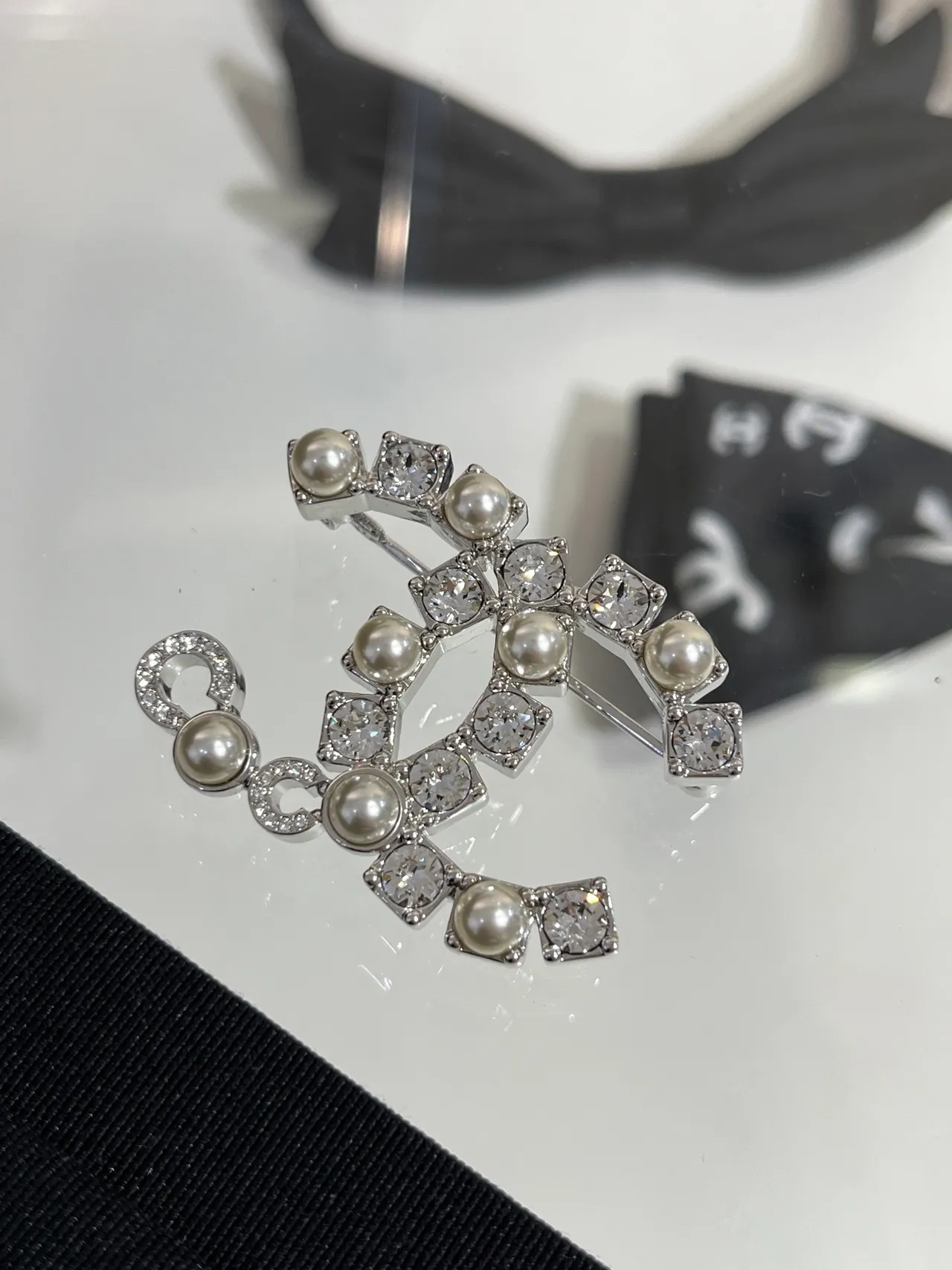 Chanel CC Broche Prata Branco Motivo Interconectado Pérolas Cultivadas Broche 7