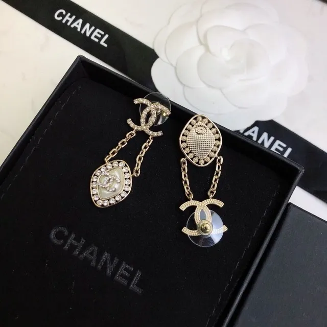 Chanel CC Boucles d'oreilles pendantes dorées beige métal incrustées de cristal bord 7