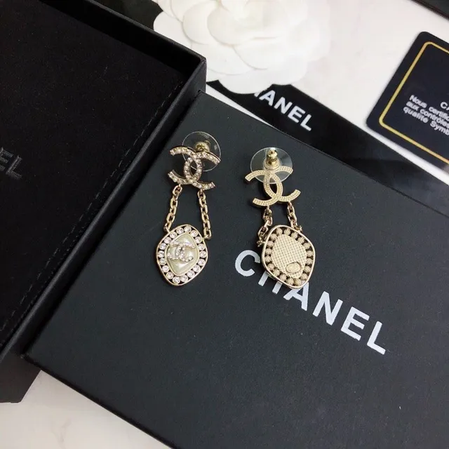 Chanel CC Boucles d'oreilles pendantes dorées beige métal incrustées de cristal bord 8