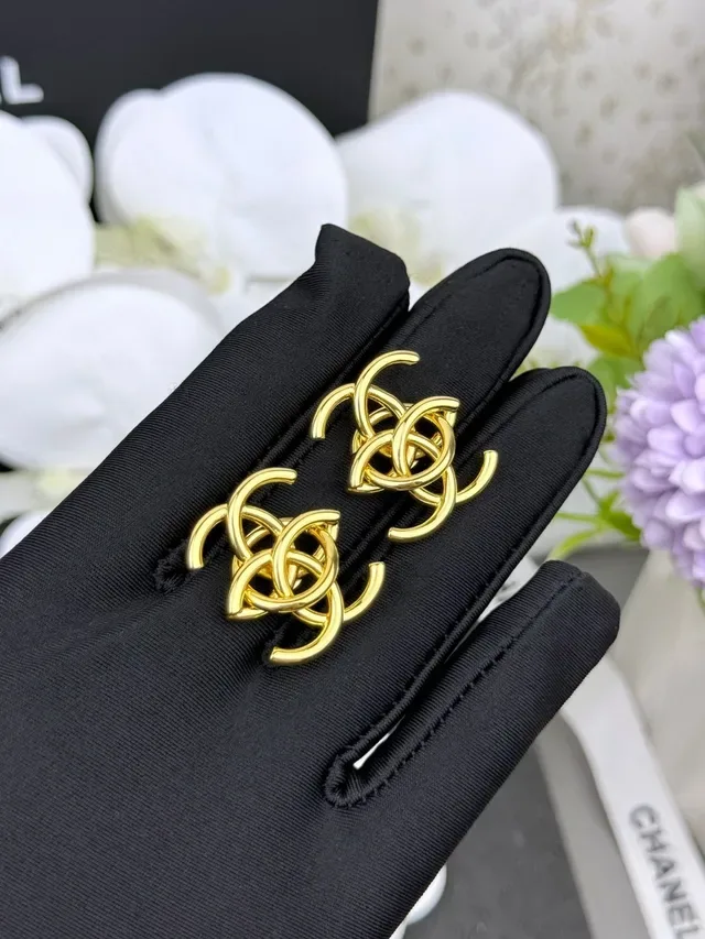 Chanel CC Gold Interlocking Logo Polished Metal Earrings 2
