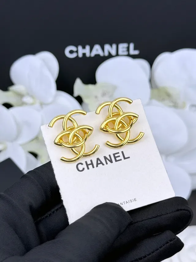 Chanel CC Gold Interlocking Logo Polished Metal Earrings 4