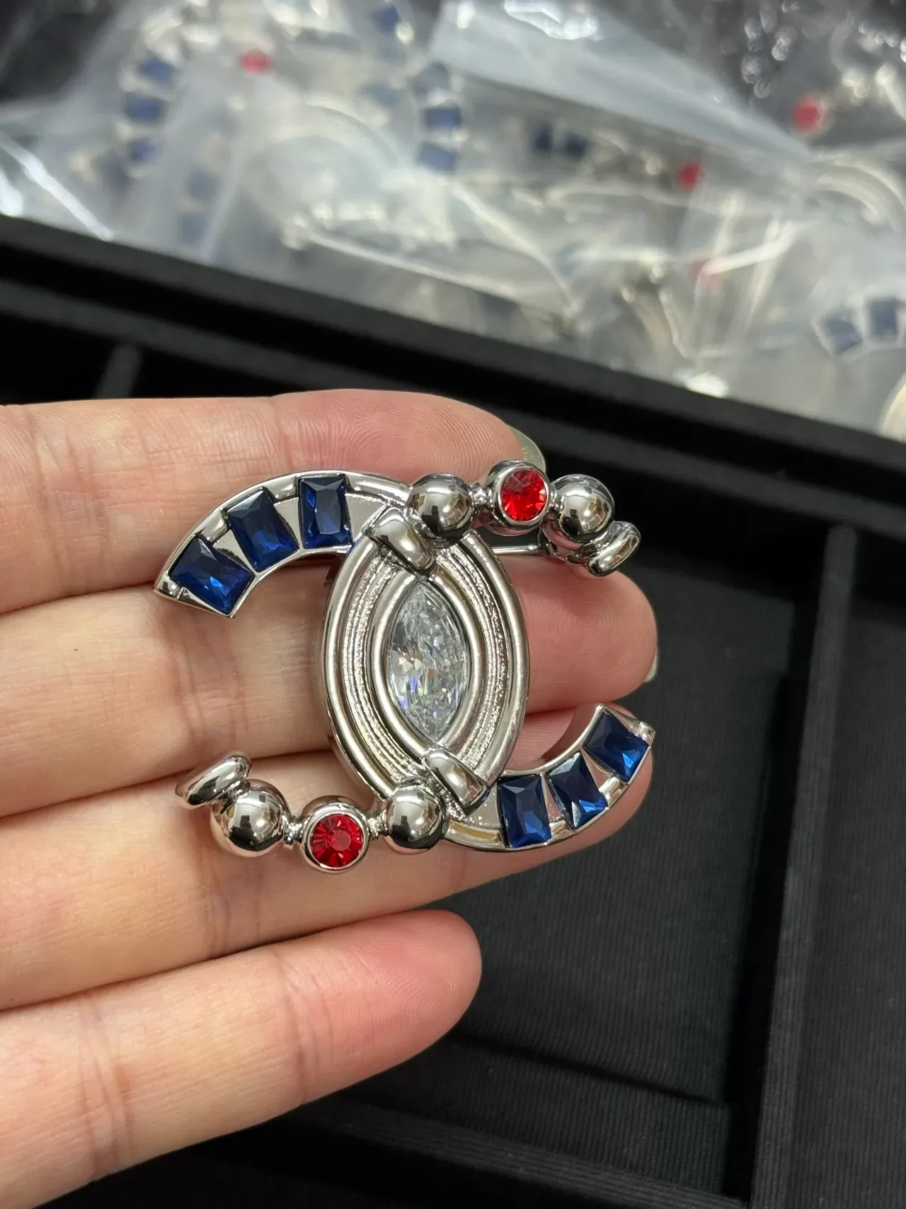 Chanel CC Logo Dorado Azul Metal Interlocking Broche 3