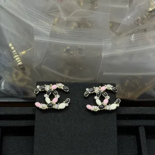 Chanel CC Logo 搪瓷和珍珠耳钉