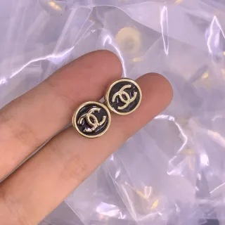 Chanel CC Logo Stud काले सोने का गोलाकार एमेल चेहरा कान की झालर