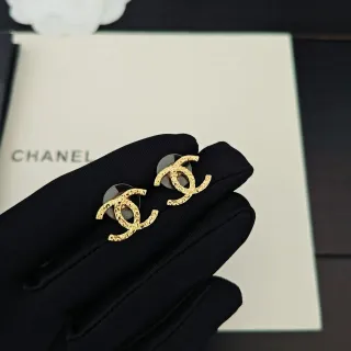 Chanel CC Logo Stud 金色黑色 Interlocking 耳钉