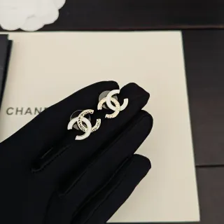 Chanel CC Logo 白色珐琅金色耳环